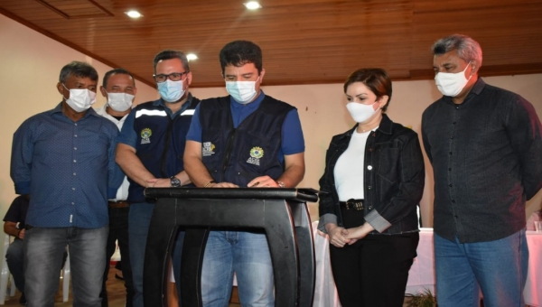 Em Xapuri, Gladson assina ordem de serviços para construção de centro administrativo e reforma de escolas e entrega ônibus